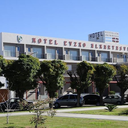 Hotel Euzko Alkartasuna Macachin  Екстер'єр фото