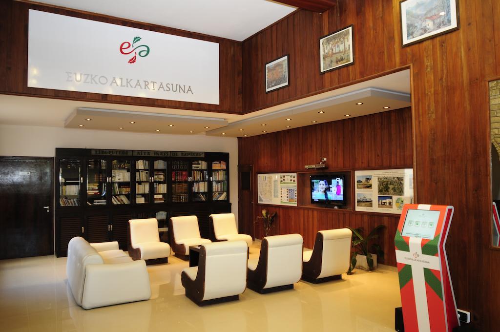 Hotel Euzko Alkartasuna Macachin  Екстер'єр фото