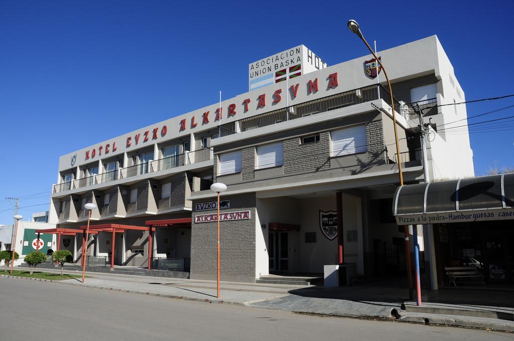 Hotel Euzko Alkartasuna Macachin  Екстер'єр фото