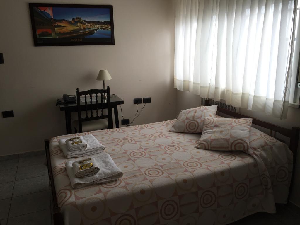 Hotel Euzko Alkartasuna Macachin  Екстер'єр фото