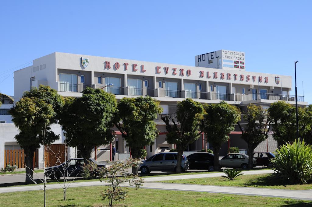 Hotel Euzko Alkartasuna Macachin  Екстер'єр фото